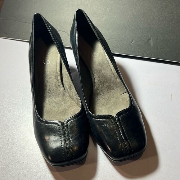Michelle D Black Pumps 9 1/2 Excellent condition. SH114 - Picture 1 of 6